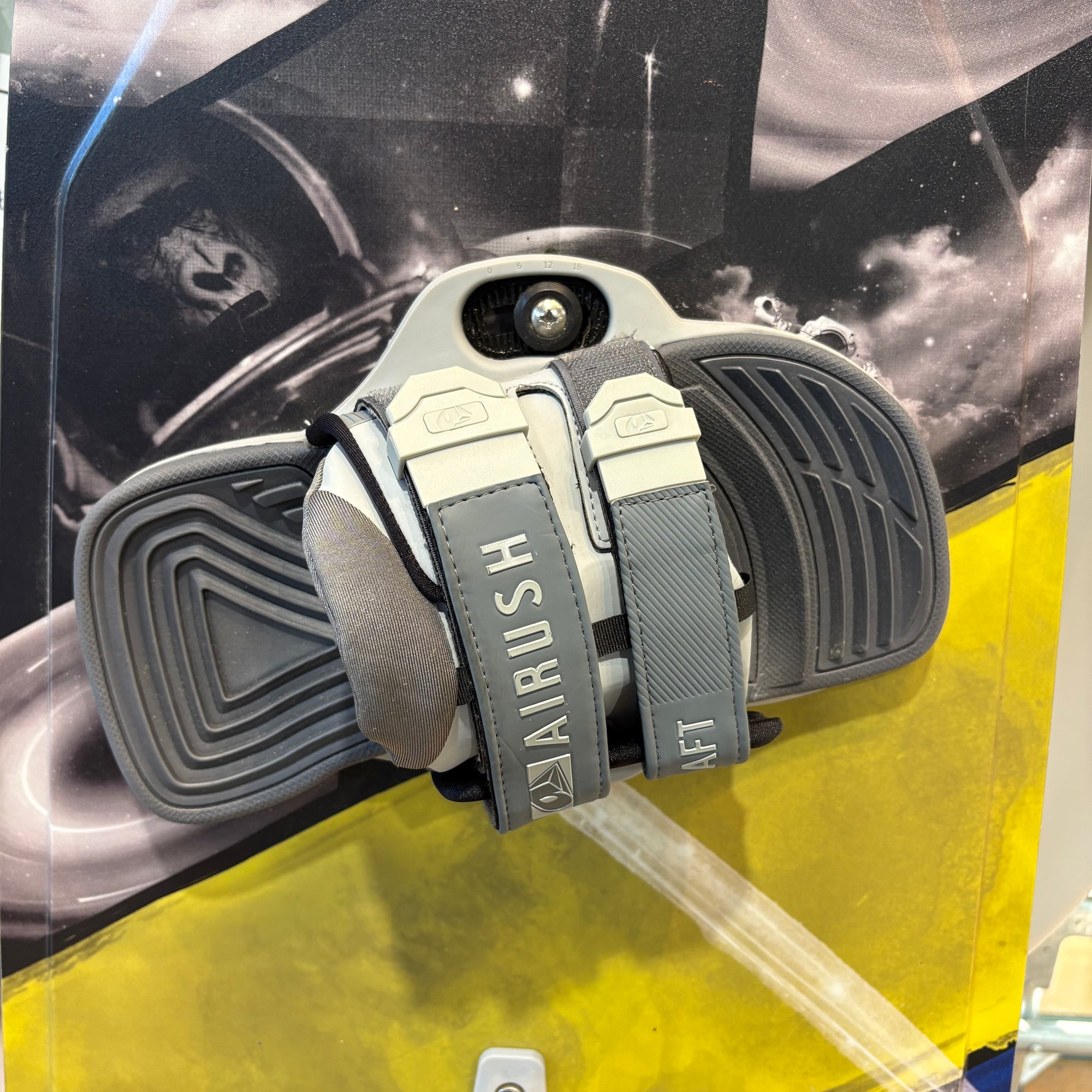 USED Airush Livewire Kiteboard 138 w bindings 2015
